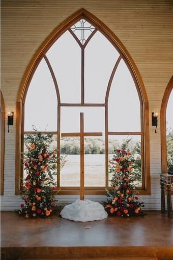 Kapelle innen mit Blumen am Altar