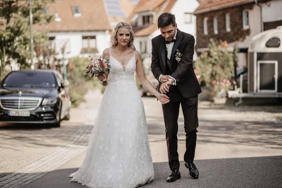 Brautpaar vor der Hochzeitslimousine in Stuttgart