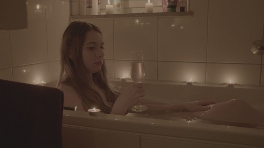 Szenenbild aus einem Musikvideo bei Kerzenlicht